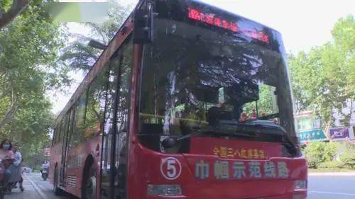 渭南市前进路国贸十字的一天 校车运营服务背后的城市温度